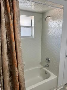 Ένα μπάνιο στο Sunny 3bd home! 10 mins to the beach +7 φωτογραφίες