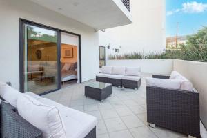 eine Terrasse mit Sofas, einem Sofa und einem Tisch in der Unterkunft Luxury 2 Bedroom In Larchmont Sleeps 4 W. Roof Top in Los Angeles