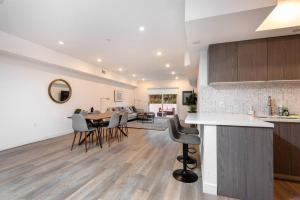 Kjøkken eller kjøkkenkrok på Luxury 2 Bedroom In Larchmont Sleeps 4 W. Roof Top