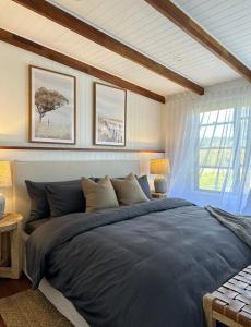 Un dormitorio con una cama grande y una ventana en The Firebreak, 