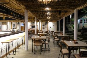 ห้องอาหารหรือที่รับประทานอาหารของ Le Pirate Beach Club Nusa Ceningan - Adults Only