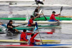 un grupo de personas en kayaks en el agua en Hospedaje acceso a laguna y tinaja, en Quillón