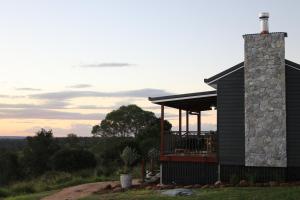 una casa con chimenea de piedra y terraza en The Firebreak, 