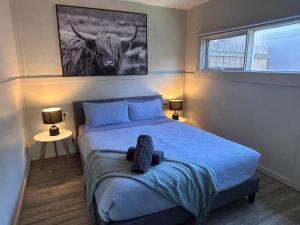Un dormitorio con una cama con un osito de peluche. en Echo Beach Tourist Park, en Lakes Entrance