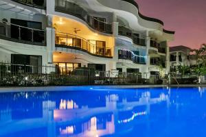 Bazén v ubytování Elegant 3BR Cairns Esplanade Apartment with Pool nebo v jeho okolí