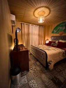 een slaapkamer met een bed en een lamp erin bij 54 Street East near to F&F Tower in Panama-Stad