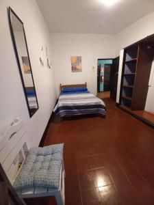 um quarto com duas camas num quarto em El Boquerón - Hospedaje em Huanchaco