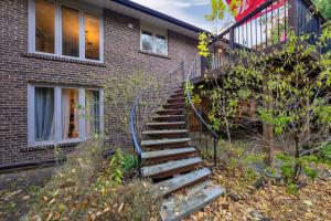eine Treppe, die zu einem Backsteinhaus führt in der Unterkunft Spacious bedroom with garden view, fridge, workspace in Toronto