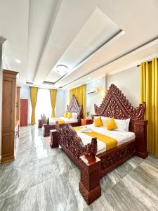 um quarto de hotel com uma cama e um sofá em Ellieza Motel em Môndól Kiri