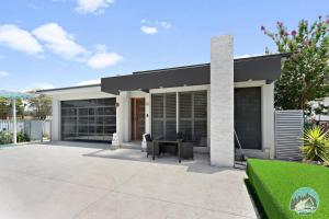 una casa con techo negro y patio en Aircabin - Fairfield - Modern - 6 Bedrooms House, en Fairfield