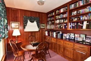 biblioteca con mesa, sillas y estanterías en Souther Country Lodge - 200 Acres!, en Blairsville