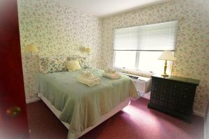 1 dormitorio con 1 cama con 2 toallas en Souther Country Lodge - 200 Acres!, en Blairsville