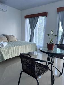 Tanque的住宿－Bella's Country Room，卧室配有一张床和一张桌子及椅子