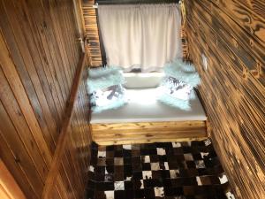 a bath tub with two pillows in a room with a window at Pousada e sítio do Robinho in Timbe do Sul