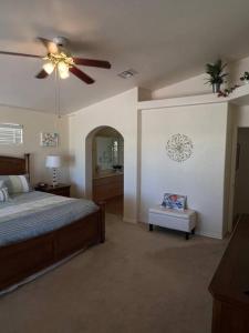 1 dormitorio con 1 cama y ventilador de techo en Sunset Oasis, en Fort Mohave