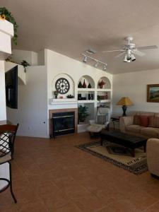 uma sala de estar com um sofá e uma lareira em Sunset Oasis em Fort Mohave