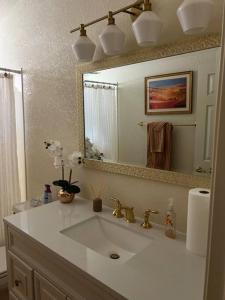 y baño con lavabo y espejo. en Sunset Oasis en Fort Mohave