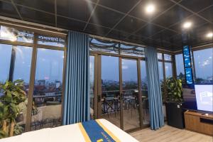Schlafzimmer mit Stadtblick in der Unterkunft Light House & Rooftop in Hanoi