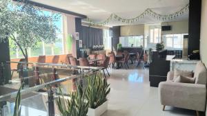Hotel Kembang Joyo的休息区