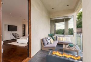 un soggiorno con divano e camino di Spectacular Views: Exquisite Villa, Pool, Jacuzzi! a Los Angeles