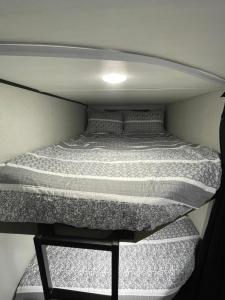 małą sypialnię z łóżkiem w małym pokoju w obiekcie Mountain Top Hideout w mieście Sevierville