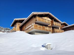 a building in the snow with a fire hydrant at Appartement Les Gets, 3 pièces, 5 personnes - FR-1-598-162 in Les Gets