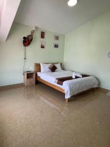 Postel nebo postele na pokoji v ubytování Alex Home Đà Lạt