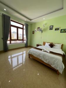 Postel nebo postele na pokoji v ubytování Alex Home Đà Lạt