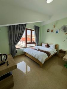 Postel nebo postele na pokoji v ubytování Alex Home Đà Lạt