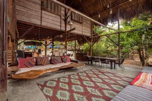 ein Wohnzimmer mit einem Sofa und einem Tisch in der Unterkunft Villa Yira Eco-hotel in El Zaino