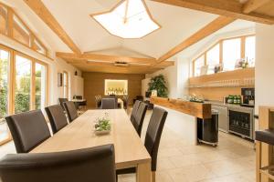 uma sala de jantar com uma mesa longa e cadeiras em Weingut Familie Bauer em Großriedenthal