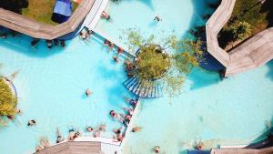 una vista aérea de la gente en una piscina en un parque acuático en Nébel Vendégház Családi en Komárom