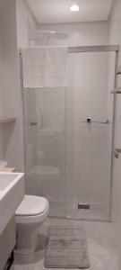 La salle de bains est pourvue d'une douche, de toilettes et d'un lavabo. dans l'établissement Apartamento Studio Hub Smart, à Criciúma