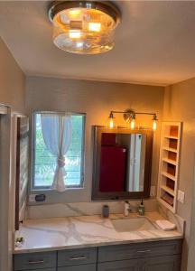 Bilik mandi di UNIT C - Sandy Toes Getaway in Kona