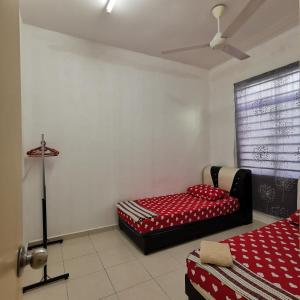 馬六甲的住宿－HOMESTAY MURAH MELAKA Melayu Sahaja，一间卧室配有两张床和吊扇