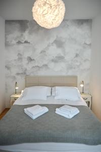 Postel nebo postele na pokoji v ubytování Codelli Deluxe City Centre Apartments