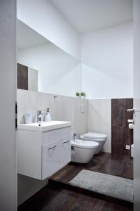 Koupelna v ubytování Codelli Deluxe City Centre Apartments + 13 fotografií