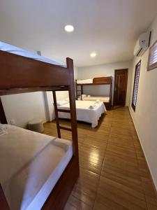 Cette chambre comprend 2 lits superposés et un couloir. dans l'établissement Rio Claro Comfort Hostel e Suítes, à São Luís