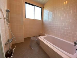 y baño con bañera y aseo. en seaside villa HILIFE - Vacation STAY 99007, en Kogushi