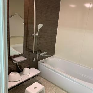 La salle de bains est pourvue d'une baignoire, de toilettes et d'un lavabo. dans l'établissement seaside villa HILIFE - Vacation STAY 99007, à Kogushi