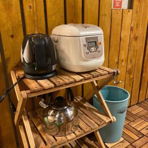 下関市にあるseaside villa HILIFE - Vacation STAY 51318vのキッチン(木製の棚に座ったトースター付)