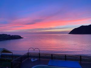 下関市にあるseaside villa HILIFE - Vacation STAY 51318vのデッキから夕日の海の景色を望めます。