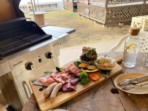 un plato de comida en una tabla de cortar en una estufa en seaside villa HILIFE - Vacation STAY 51318v en Shimonoseki