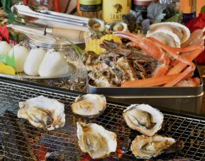 un montón de ostras en una parrilla con zanahorias y otros alimentos en seaside villa HILIFE - Vacation STAY 51318v en Shimonoseki