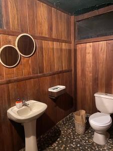 プエルト・マルドナードにあるRiver Point Hostelのバスルーム(トイレ、洗面台、鏡2つ付)
