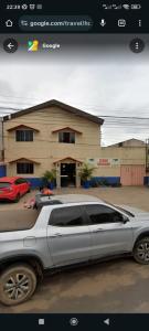 Srebrny samochód zaparkowany przed budynkiem w obiekcie POUSADA ACONCHEGO HOTEL w mieście Imperatriz