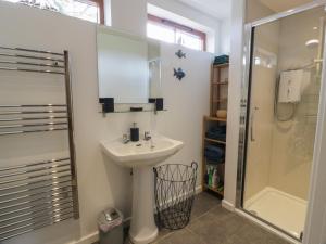 un baño con lavabo y ducha en The Garden House, en Chirnside 18 fotos más