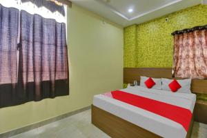 Un pat sau paturi într-o cameră la Flagship Hotel Abhi's R Square Near Hayathnagar