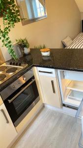 a kitchen with an oven and a counter top at Studio one bedroom En-Suite with Kitchenette in Easthampstead