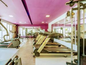 - une salle de sport avec des plafonds violets et des tapis de course dans l'établissement Hotel M-RCURE Vila Olímpia - The Best Smart Urban Duplex - Executive Edition - By LuXXoR, à São Paulo